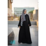 عباءة بأكمام مربوطة